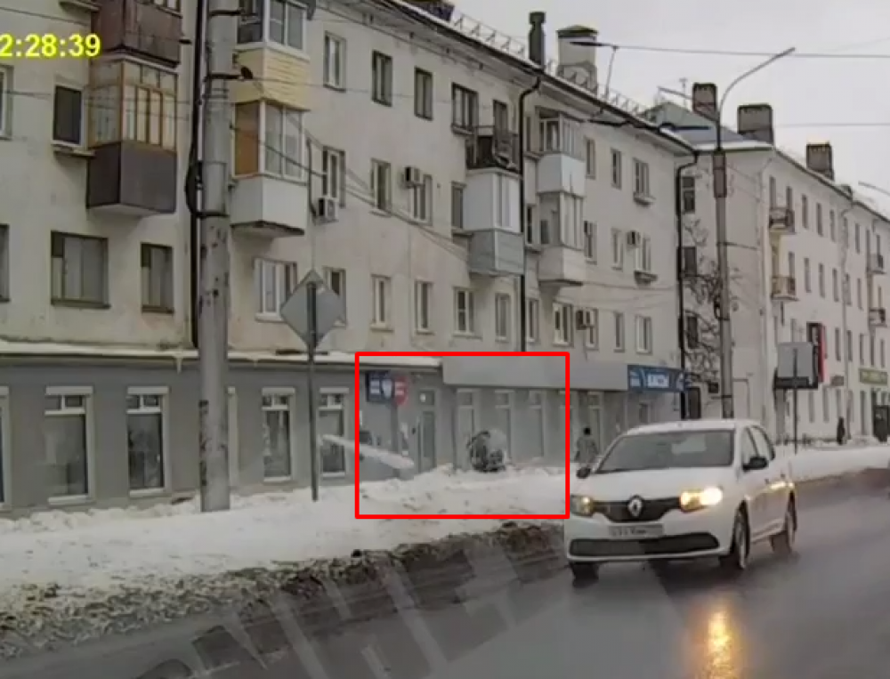 VIDEO +18 // O bucată enormă de gheață a căzut peste o femeie și copilul ei